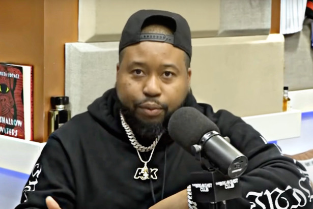 DJ Akademiks Accuses Ex-Girlfriend of Stealing $500,000 From His House | WhatsOnRap DJ Akademiks Shocks Fans with Allegations of Ex-Partner Stealing $500K in Cash