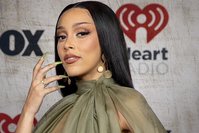 female rapper doja cat has filed a police report after receiving a death threat from a man in a chat room, TMZ reports.