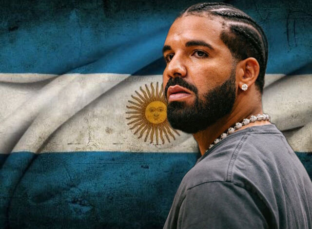 Drake Goes Viral After Singing Argentina's World Cup Anthem At Lollapalooza - WhatsOnRap Drake Goes Viral After Singing Argentina