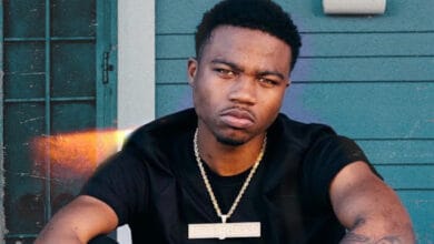 Roddy Ricch Reacts To A Fan Trying To Touch Him During A Photoshoot - WhatsOnRap Roddy Ricch had a somewhat funny reaction to a fan trying to put his arm around him while taking a photo with the rapper.