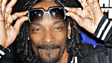 Snoop Dogg's Playful Reaction to Flight Attendant Fooled by a Hilarious Lookalike Stir on the Plane | WhatsOnRap Snoop Dogg Impersonator Pranks Flight Attendant in Hilarious Viral Video